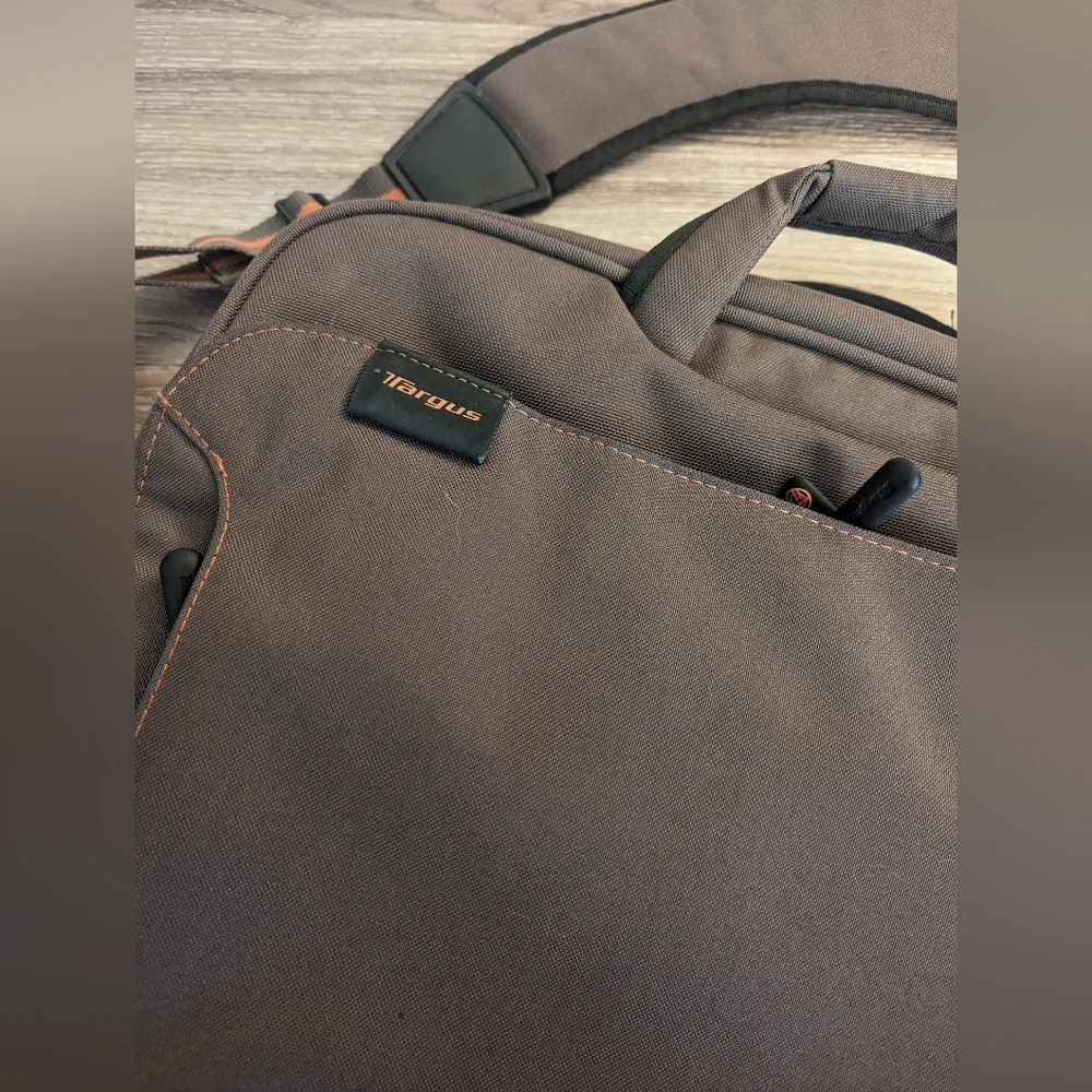 Targus laptop messenger bag
